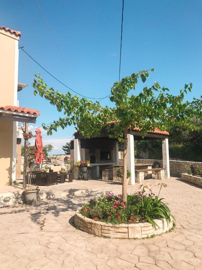 Villeta Nikol Lixouri Luaran gambar